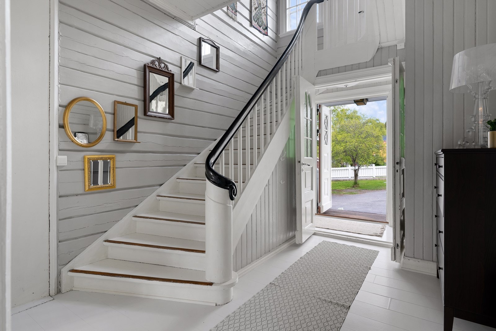 Dobbel ytterdør og dobbel dør i vindfang med vakre detaljer ønsker gjester velkommen. Galleribilde