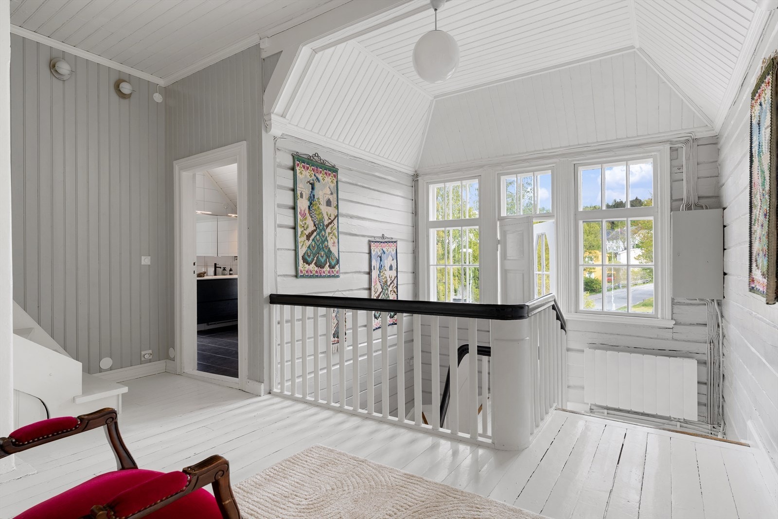 Hallen og den originale trappa er husets smykke . Galleribilde