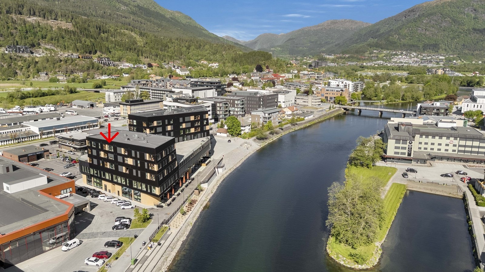 Elvekanten Sameige er plassert midt i sentrum med Elva so næraste nabo Galleribilde
