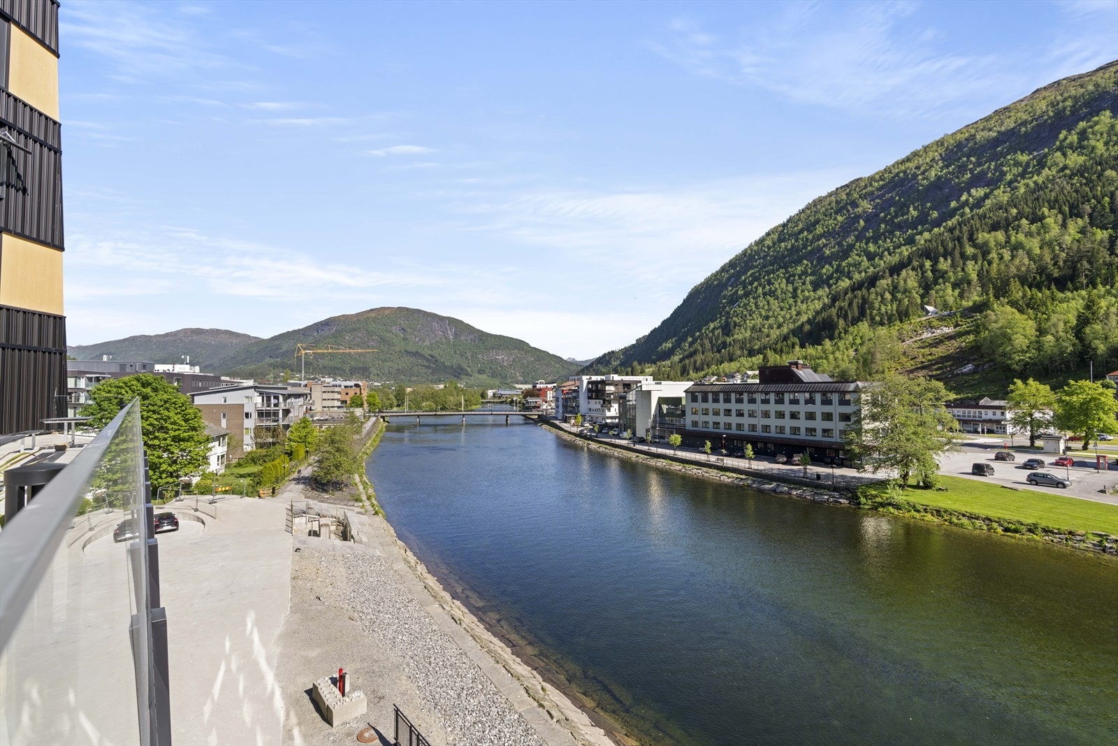 Frå felles takterrasse strekk utsikta seg frå aust, langs Jølstra og vidare mot vest Galleribilde