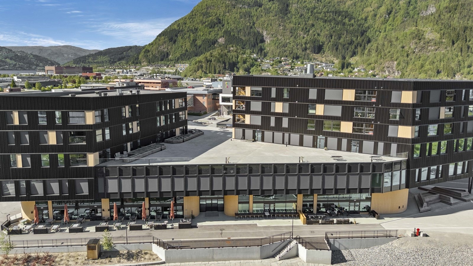 I 1. etasje er det etablert ein poppulær restaurant, kafé og klesbutikk. Daglegvarebutikk er få meter unna Galleribilde
