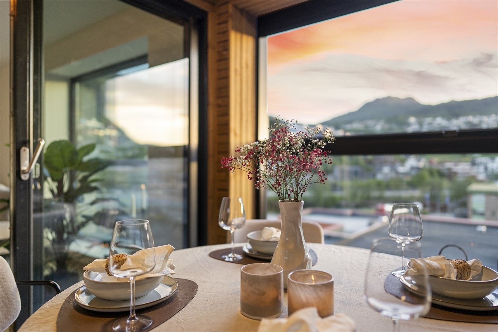 Leilegheita har inglassa terrasse som fint gjer nytta som f.eks. spisestove Galleribilde