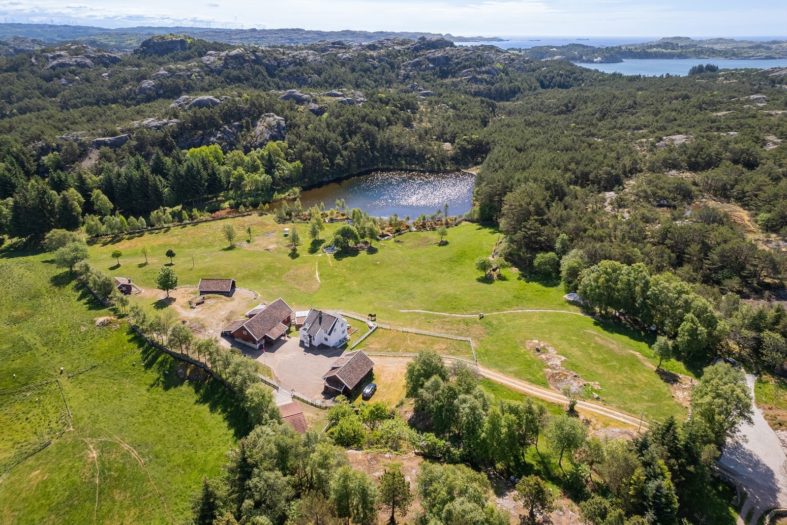 Eiendommen har ni bikuber og stor frukthage. Holantjernet er bebodd av ørret. Galleribilde
