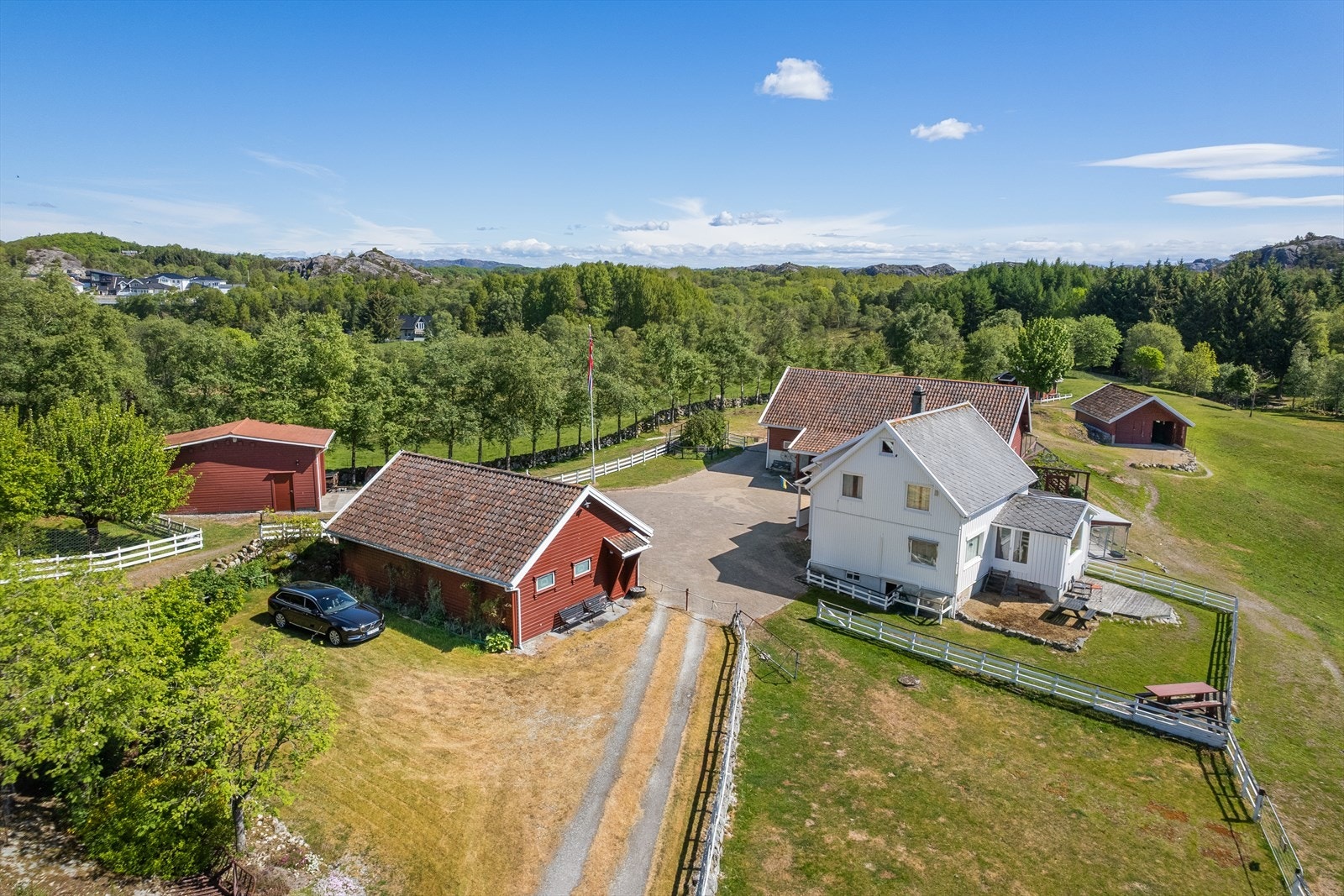 Velkommen til Trosavigveien 102 og 104. Landlig eiendom/"småbruk" presenteres av Kristine Ree Espedal i EiendomsMegler 1 Jærmegleren. Galleribilde