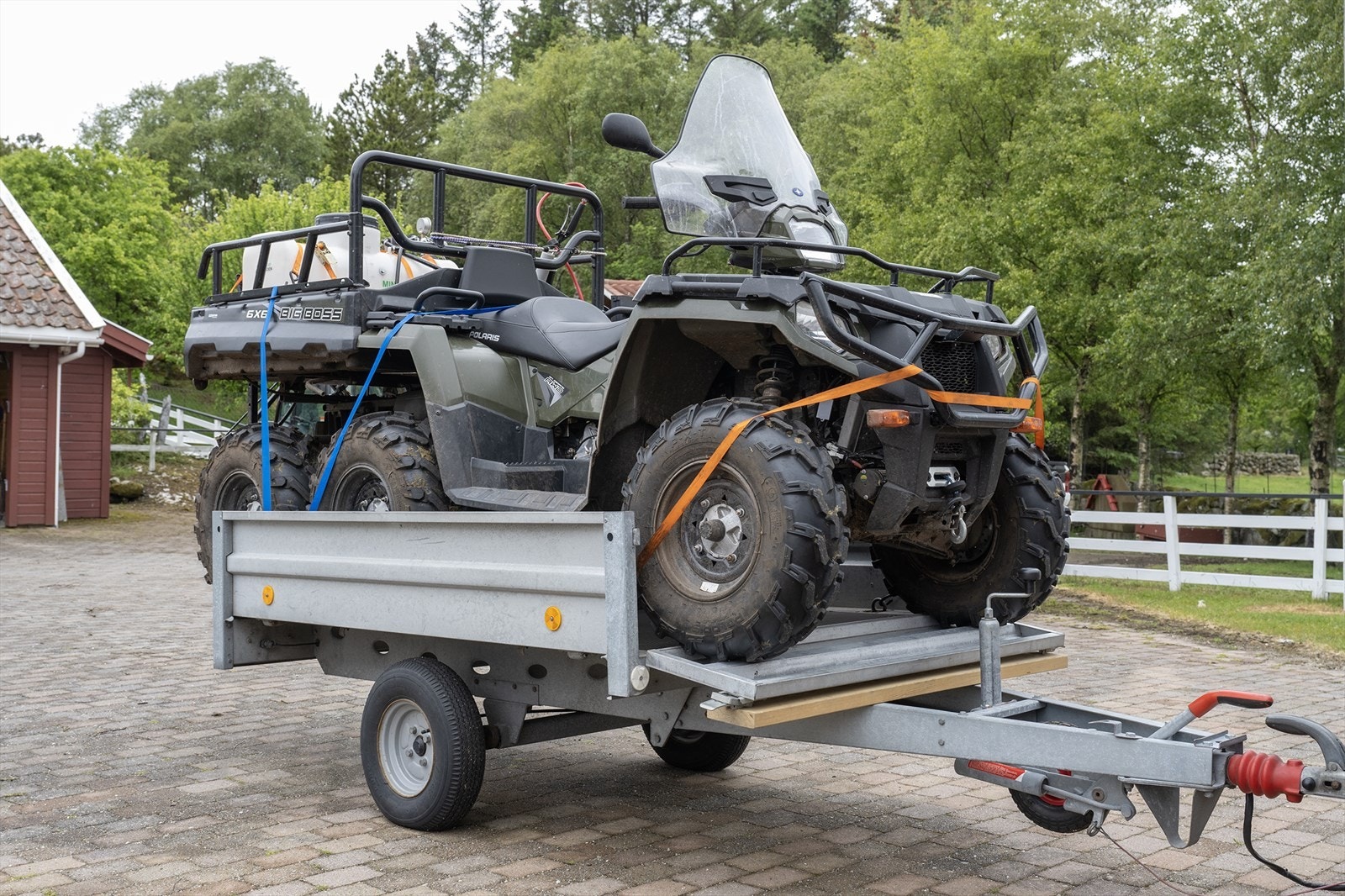 Polaris 6x6 på henger (2) Galleribilde