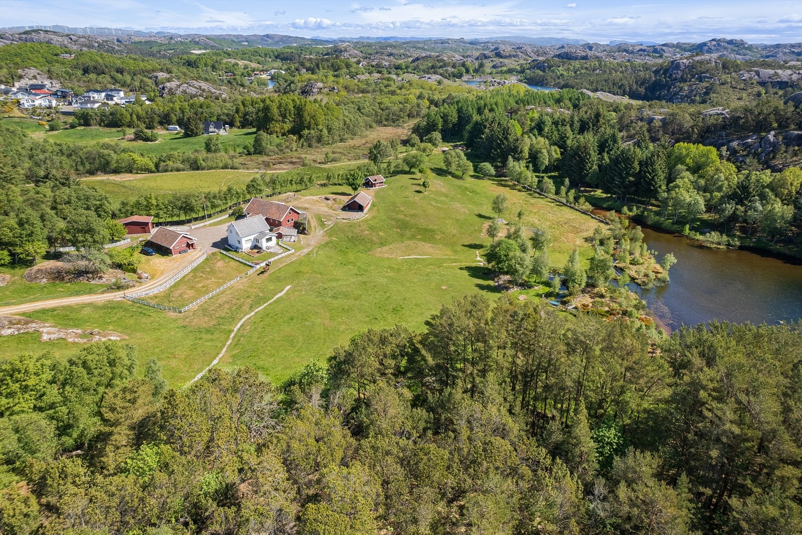 Eiendommen har et areal på 24,1 daa hvorav: 10,9 daa er dyrket, 2 daa beite, 0,1 daa skog og 11,1 daa annet areal Galleribilde