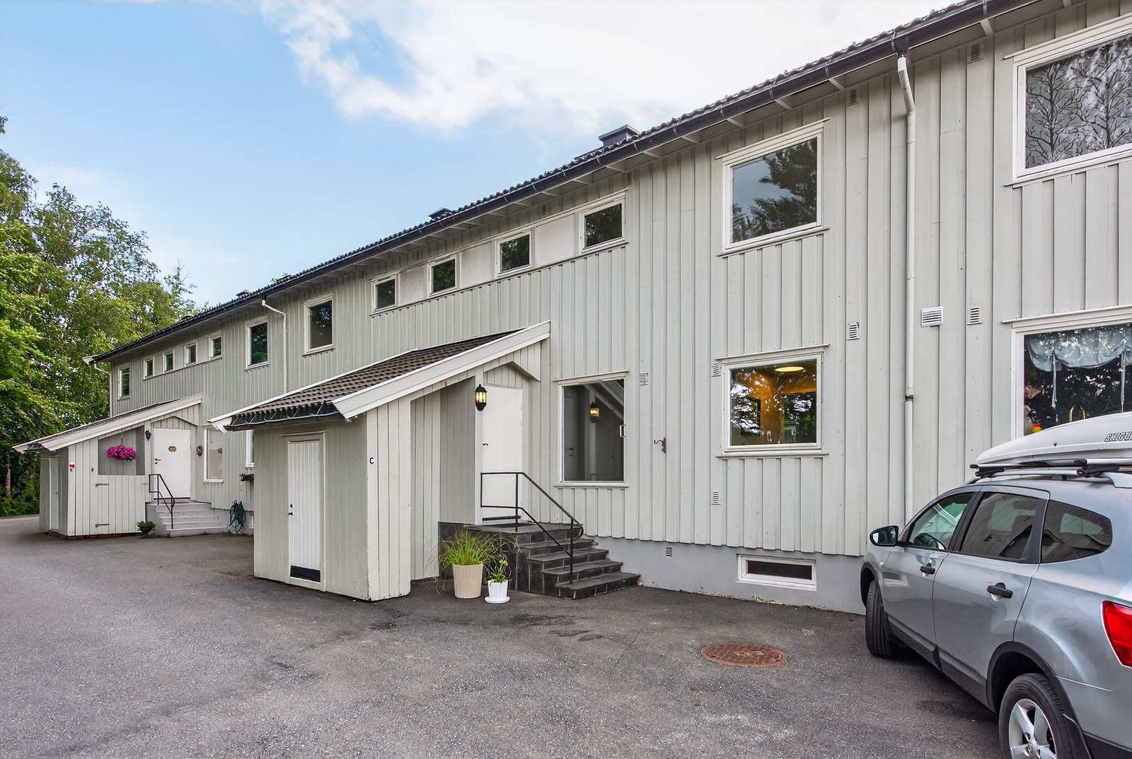 Boligen ligger i rekkehus i barnevennlig og fredelig område Galleribilde