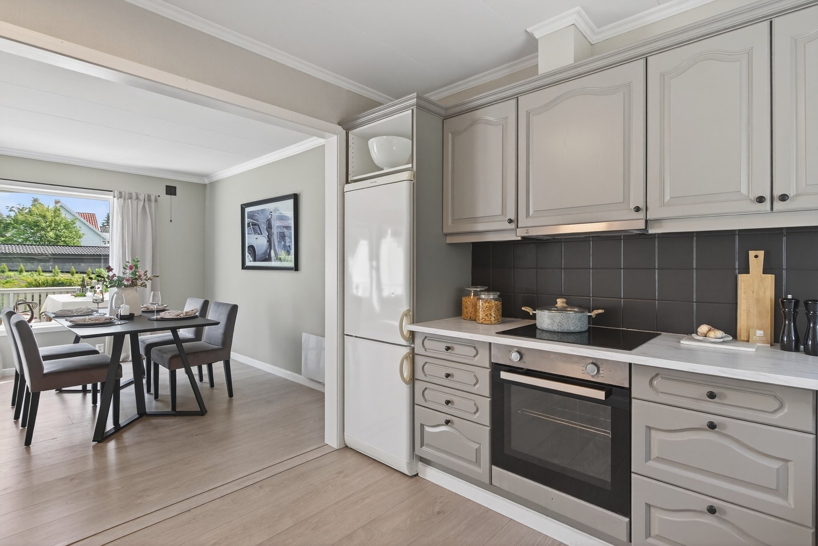 Stor åpning mellom rommene gir naturlig inndeling av sonene - med en åpen og luftig romfølelse bevart Galleribilde