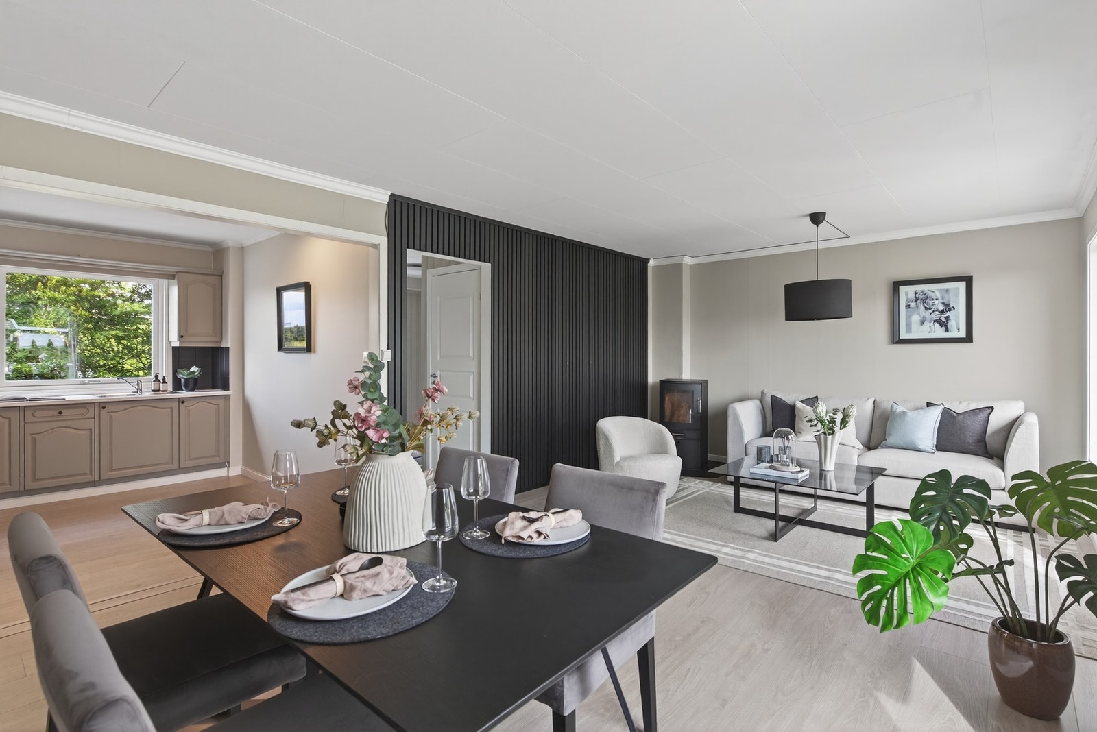 En moderne og innbydende bolig med tidløse fargevalg og en gjennomført nøytral stil som passer de fleste Galleribilde