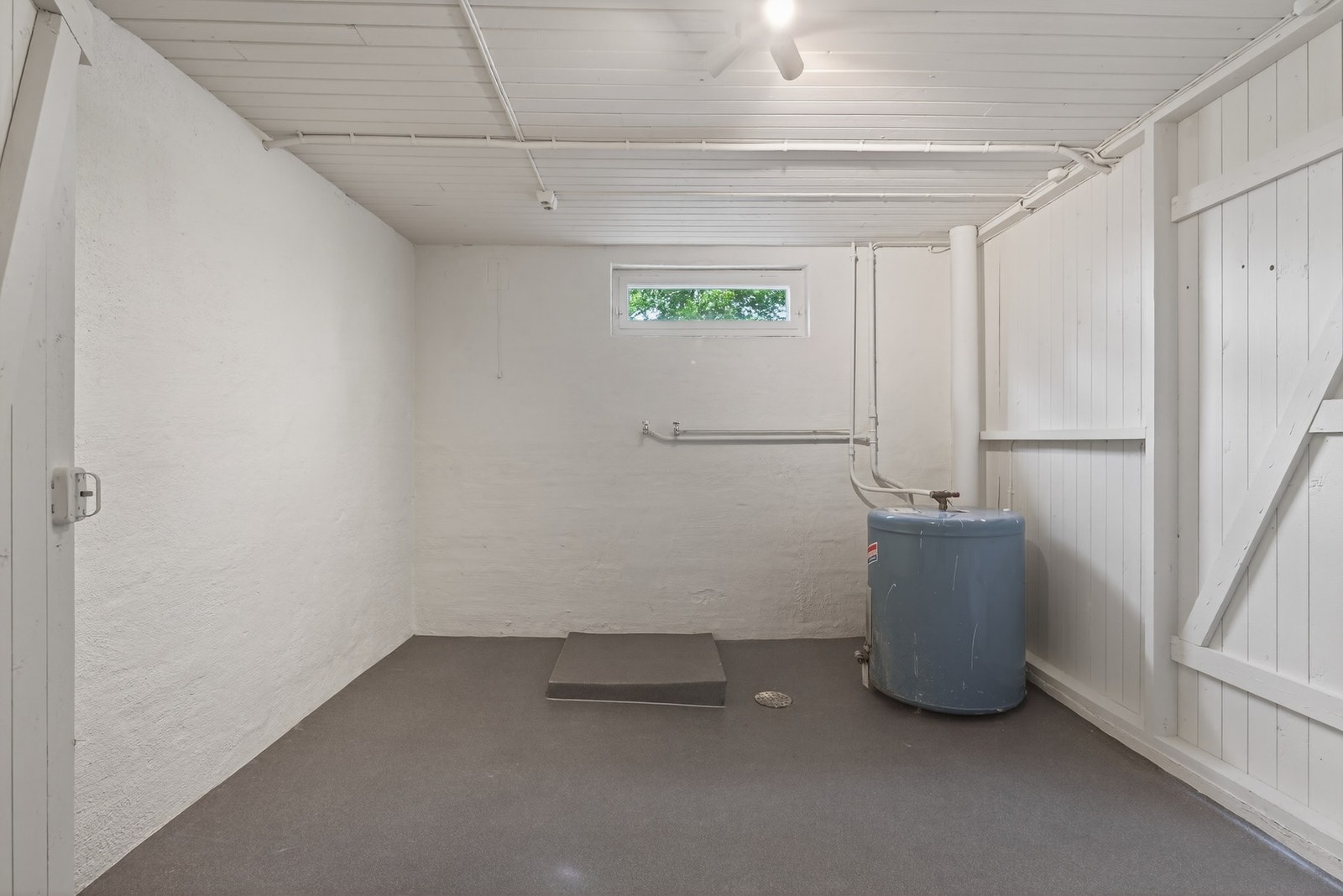 Separat vaskerom - klart for smarte løsninger og med nytt belegg på gulvet Galleribilde