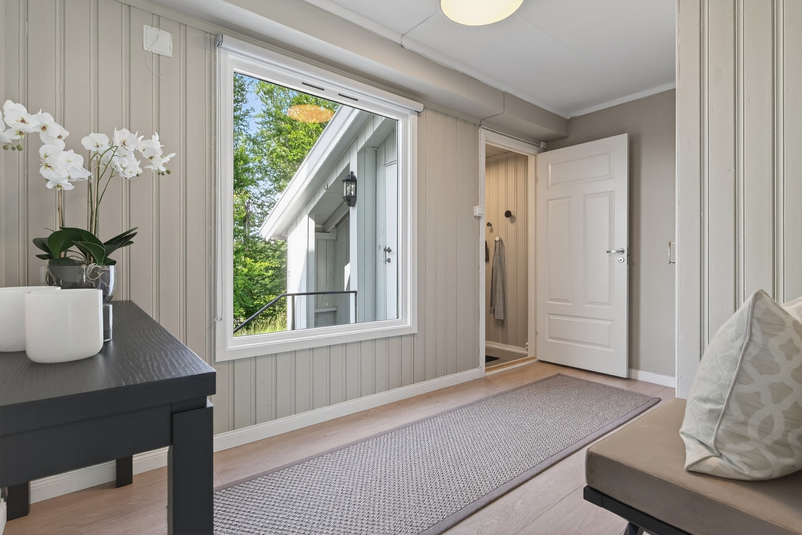 Fra entreen kommer du inn i trapperom hvor du har plass til ekstra garderobe Galleribilde