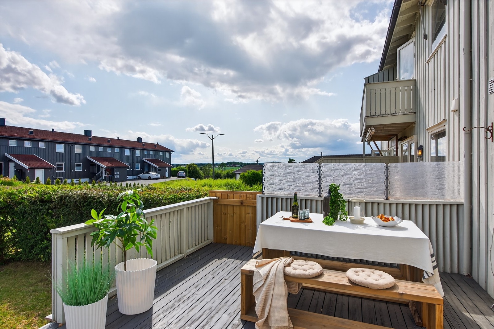 Fra stuen har du direkte adkomst til en solrik terrasse på 27 m² - perfekt for å nyte varme dager og rolige kvelder utendørs Galleribilde