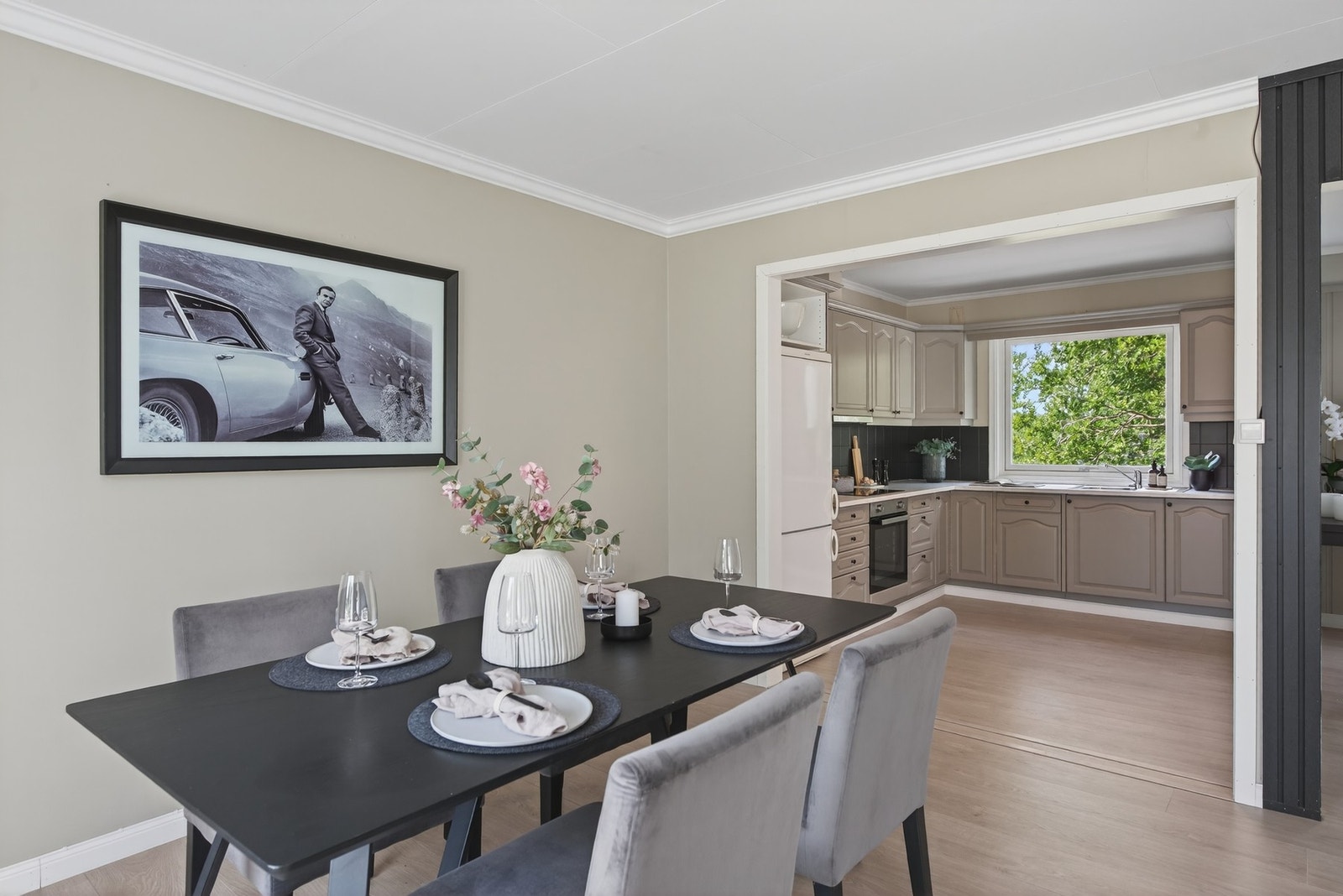 Med stue og kjøkken i åpen løsning får du et åpent og luftig rom som skaper en innbydende atmosfære Galleribilde