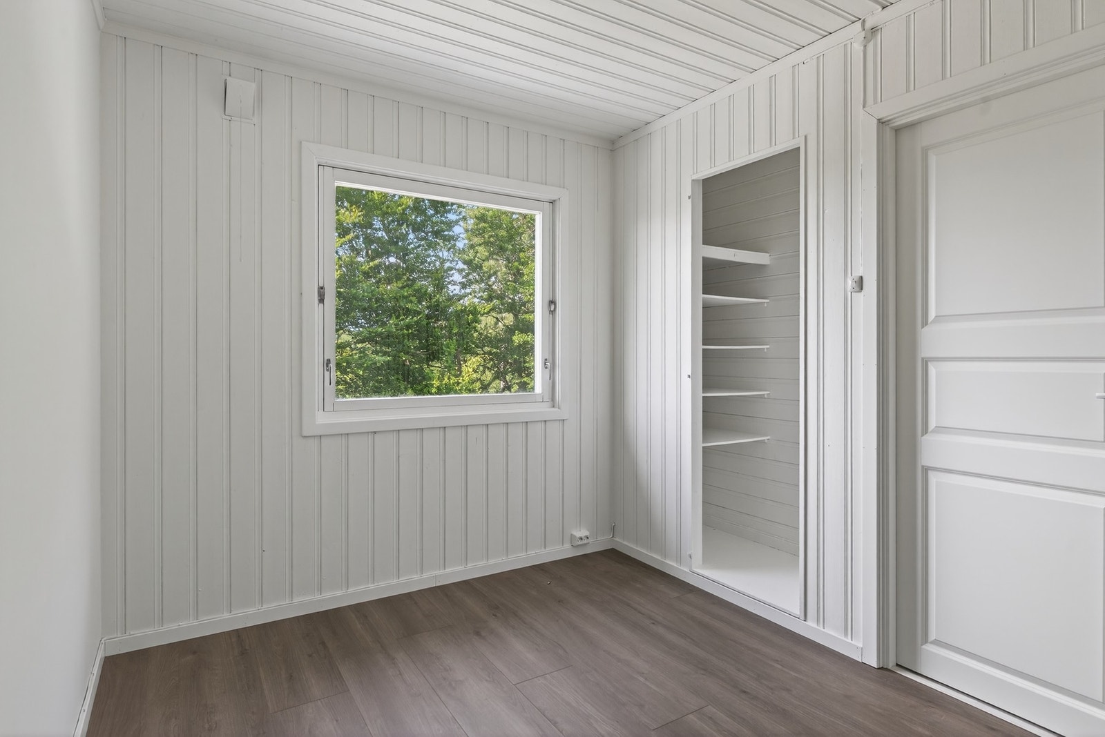 Soverom, bad og separat toalett på samme plan gir en funksjonell og familievennlig løsning Galleribilde