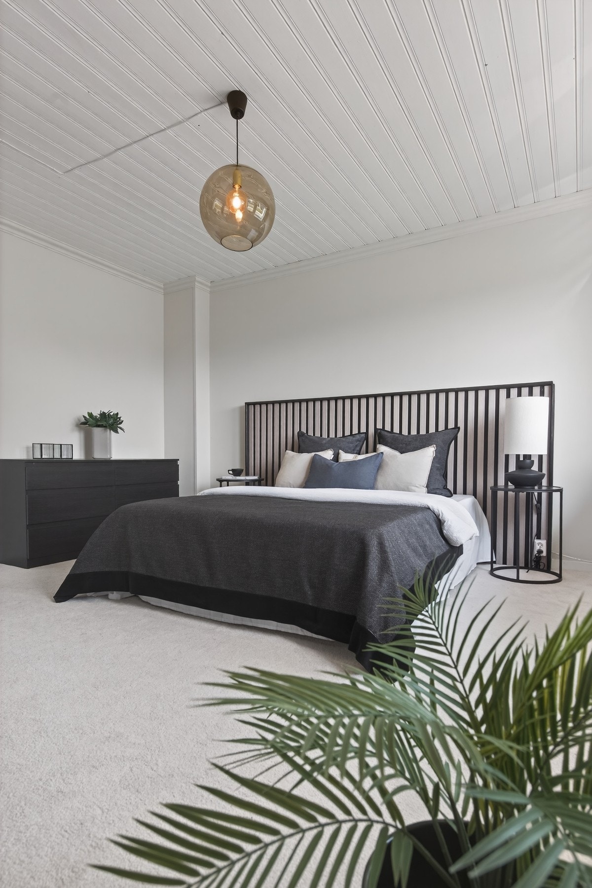 Lyse, åpne og romslige rom med plass til ekstra garderobe Galleribilde