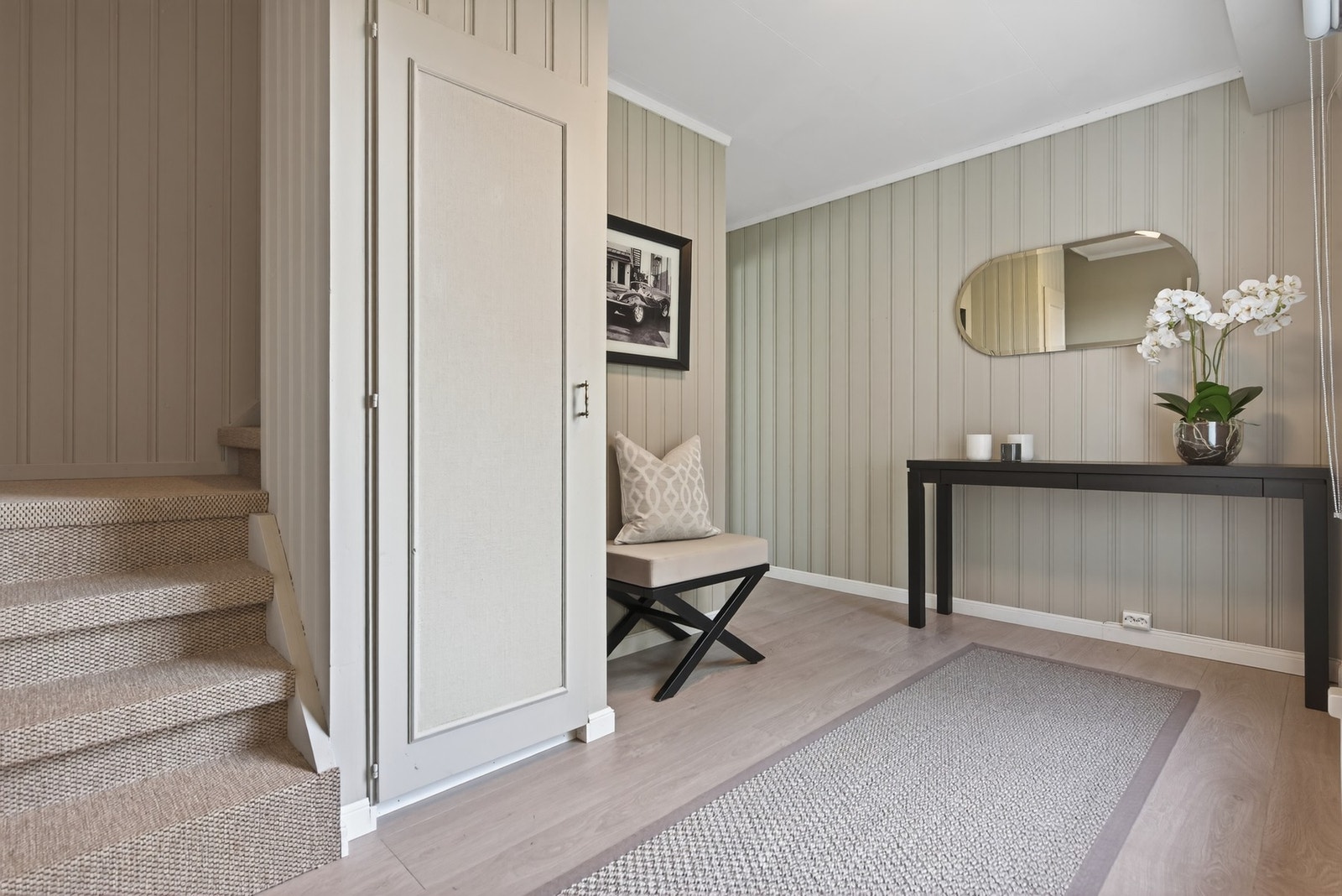 Du legger umiddelbart merke til den lyse, åpne og gjennomførte stilen som preger boligen Galleribilde