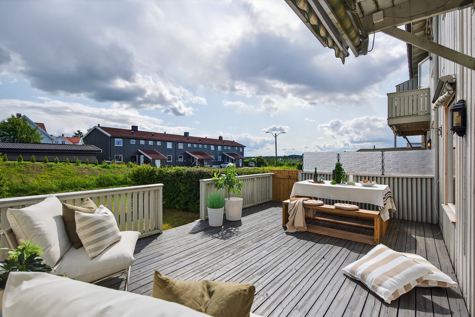 Romslig terrasse med adkomst videre til hagen Galleribilde