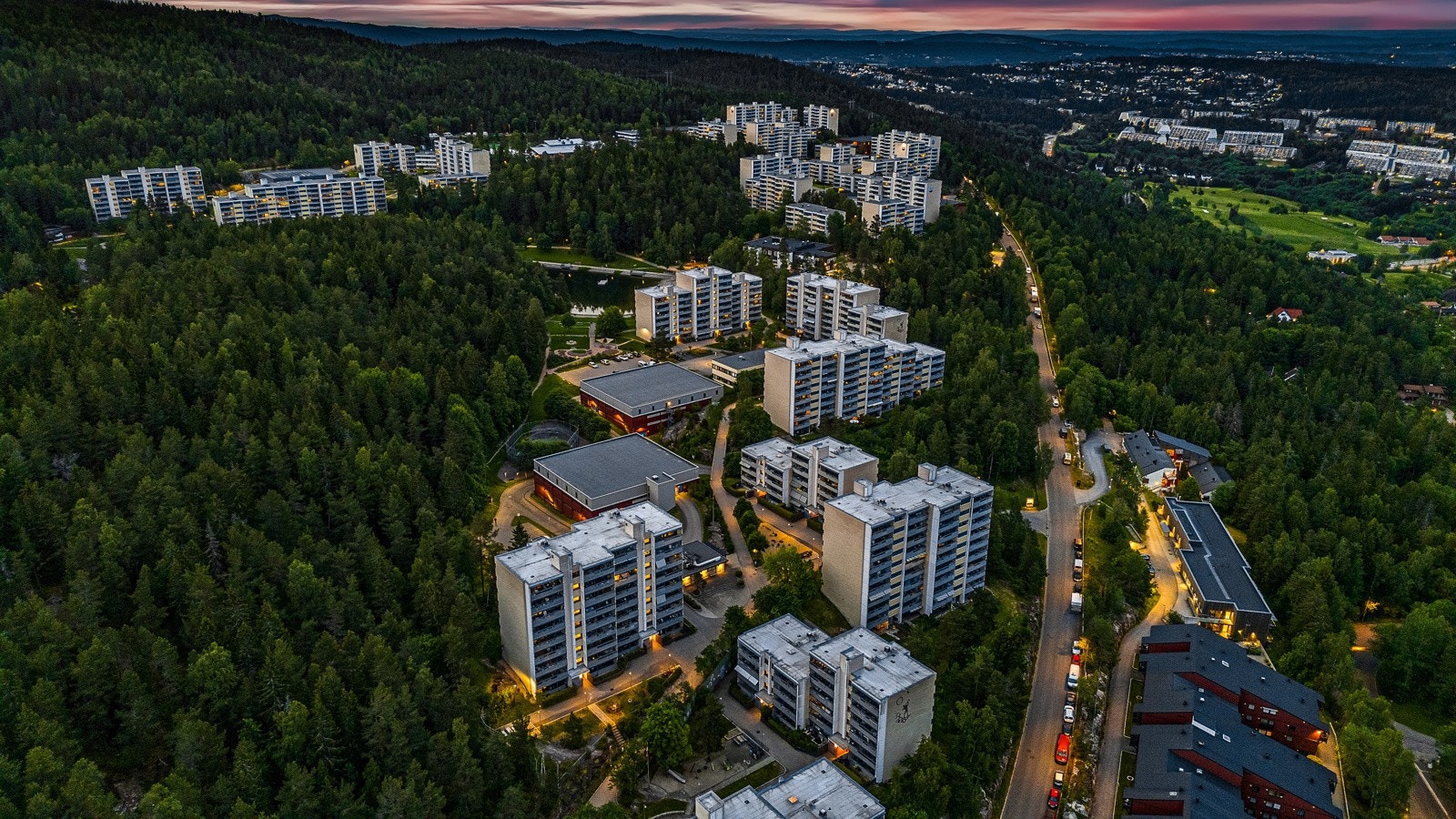Eiendommen er opparbeidet med lekeplass, ballplass og det er fine oppholdsarealer i gårdsrommet Galleribilde