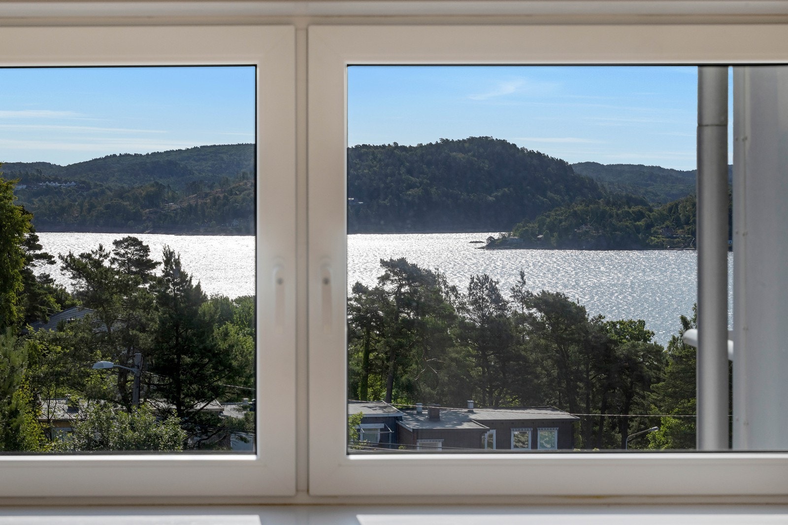 Fra soveromssiden har du flott utsikt over Topdalsfjorden! Galleribilde