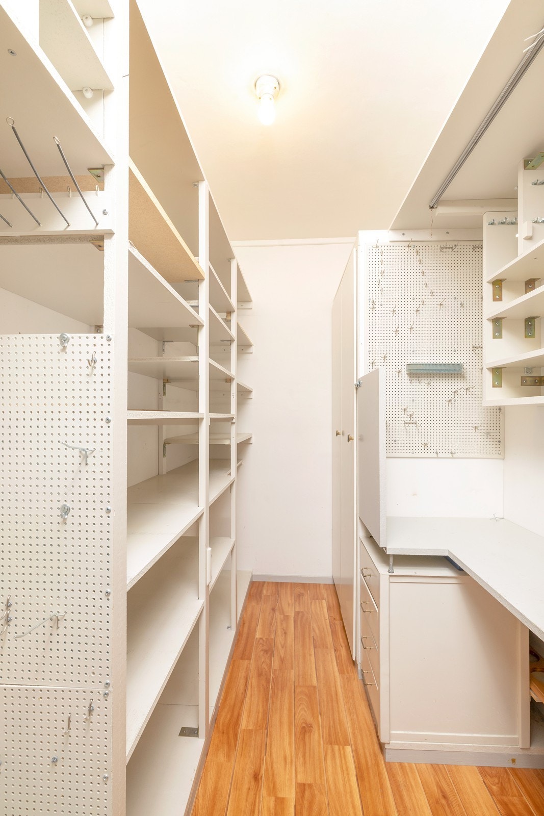 Bod med adkomst fra gang. Kanskje du vil innrede denne som garderobe? Galleribilde