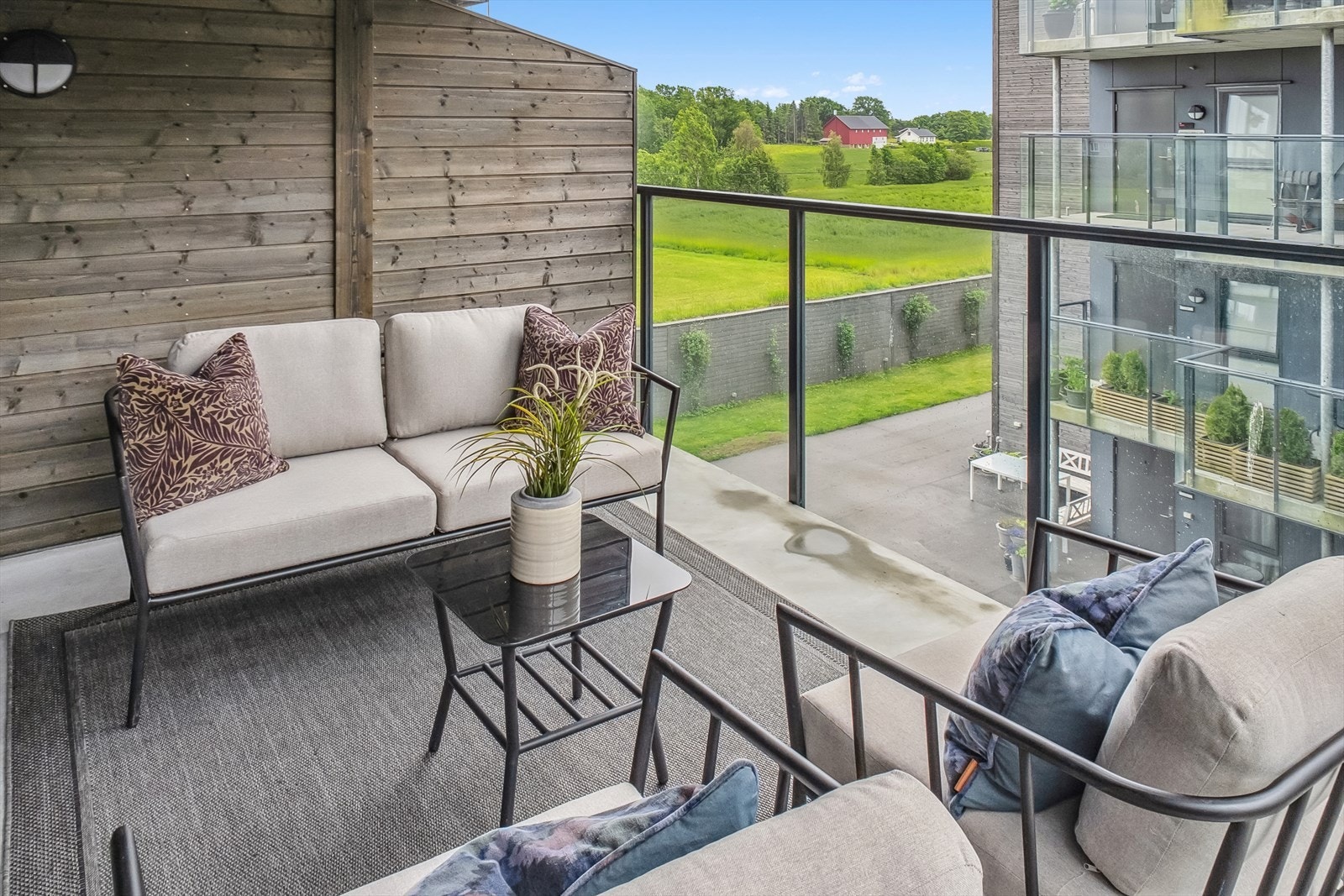Her får du alle moderne fasiliteter som heisadkomst opp til etasjeplan, garasjeplass, vannbåren varme og balansert ventilasjon med varmegjenvinning. Galleribilde