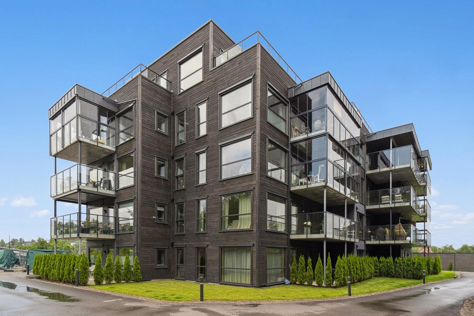 Bygget fra 2023 tilbyr moderne fasiliteter, energieffektive løsninger og et elegant design som gjør livet både behagelig og funksjonelt. Galleribilde
