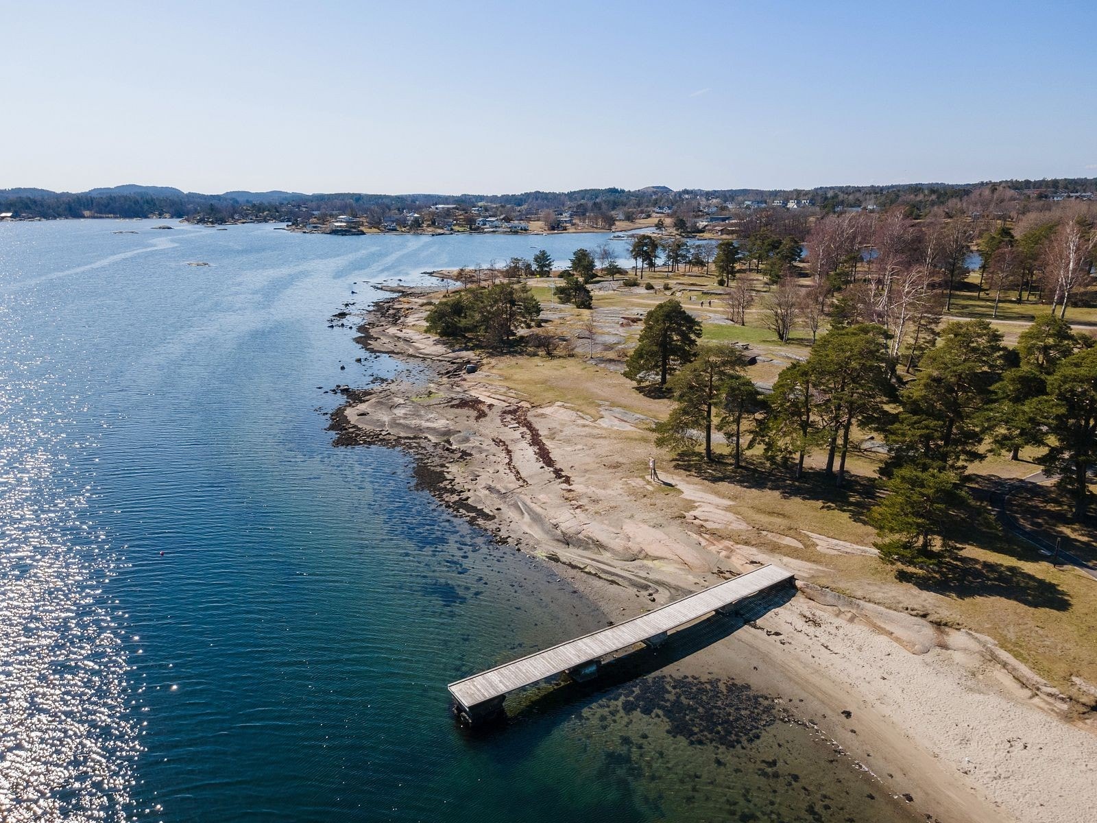 Fra boligen har man gangavstand til naturskjønne Granholmen, en populær badestrand med båtplasser, handicap-rampe til sjøen, camping og café. Galleribilde