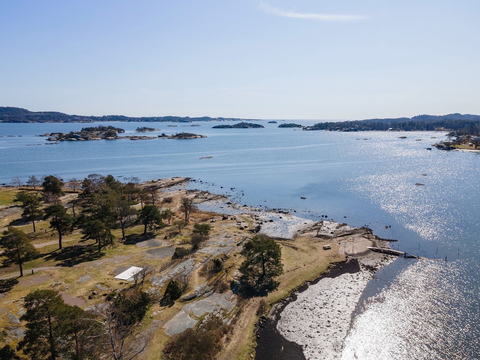 Boligen ligger i et attraktivt område med kort avstand til både natur og byliv. Granholmen frister med strender og svaberg, handicap-basseng, båtplasser og restaurant! Galleribilde