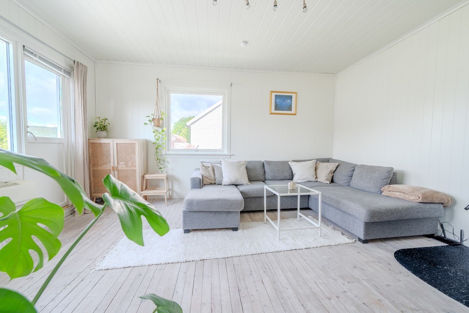 Lys og fin stue med utgang til veranda, vedovn og varmepumpe montert Galleribilde