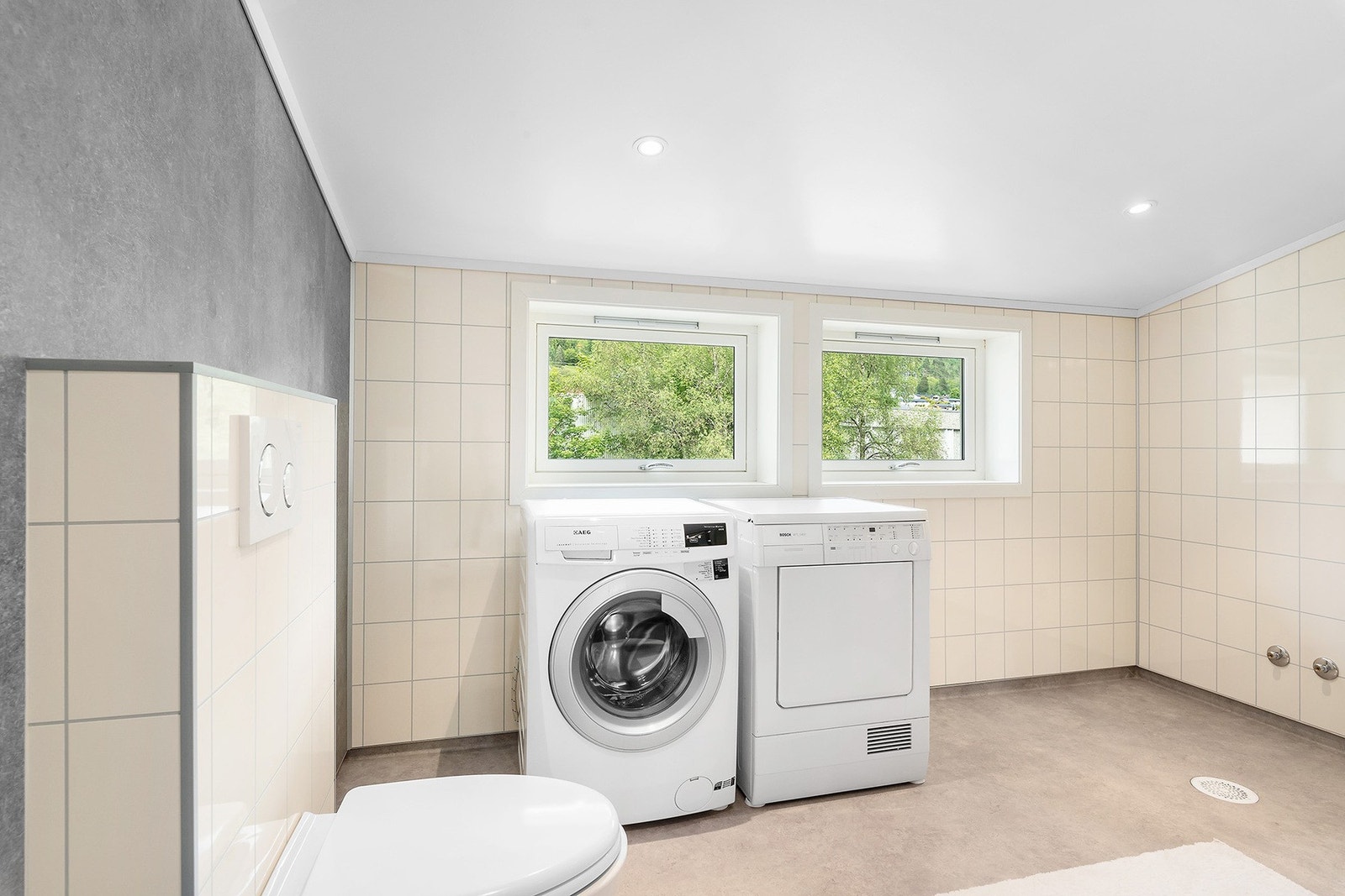 Badet i hovedetasjen som har opplegg for badekar. Galleribilde