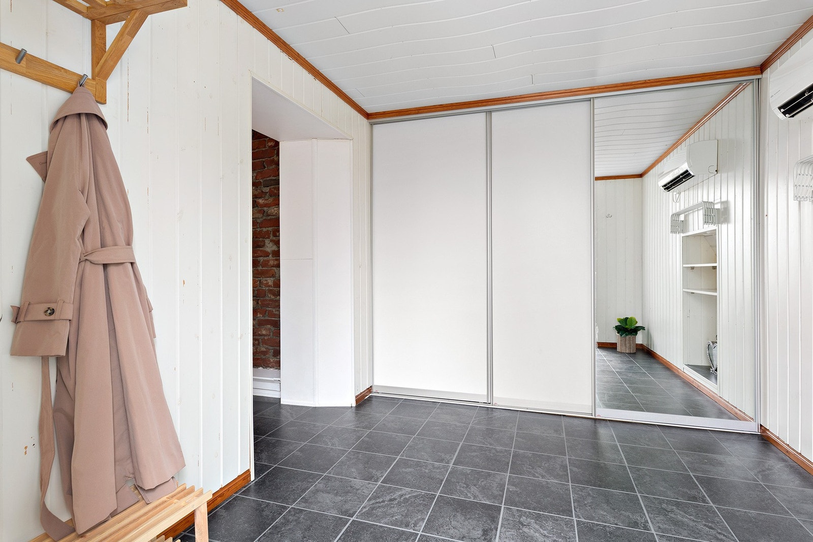 Skyvedørsgarderobe og installert varmepumpe. Galleribilde