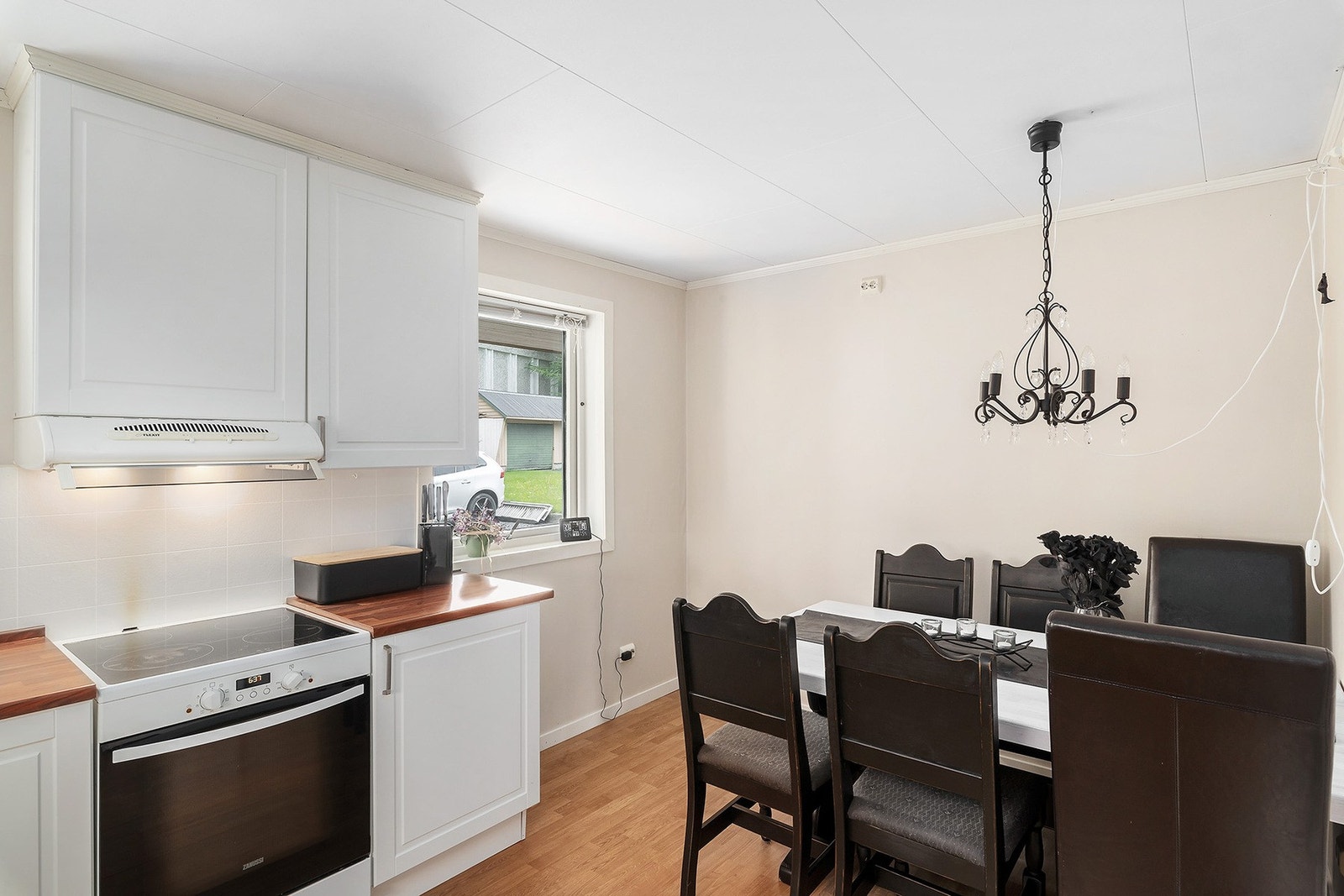 Plass for spisebord og med vindu mot nord. Galleribilde