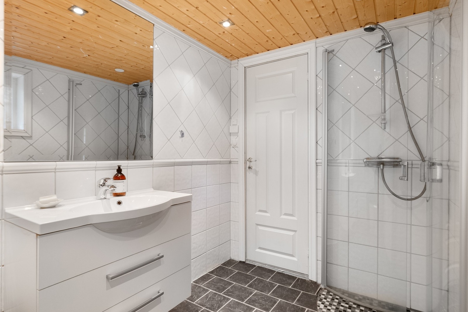 Flislagt bad med elektriske varmekabler. Galleribilde