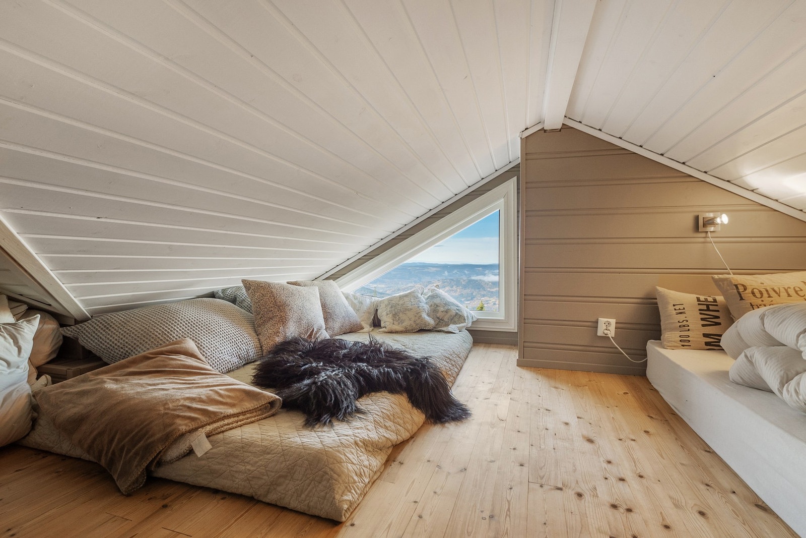 Hems med plass til seng og annet øvrig møblement. Galleribilde