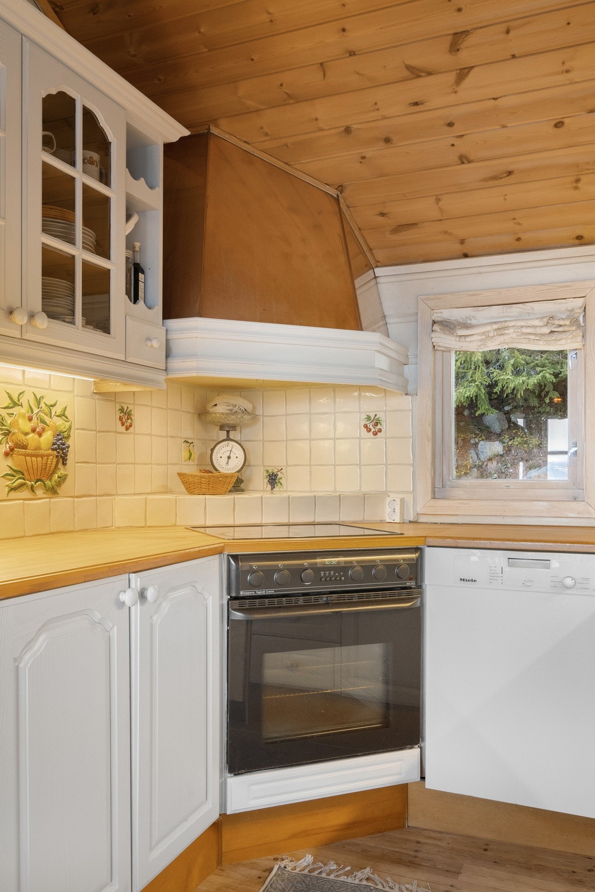 Kjøkkeninnredning med profilerte fronter og benkeplate av heltre. Galleribilde