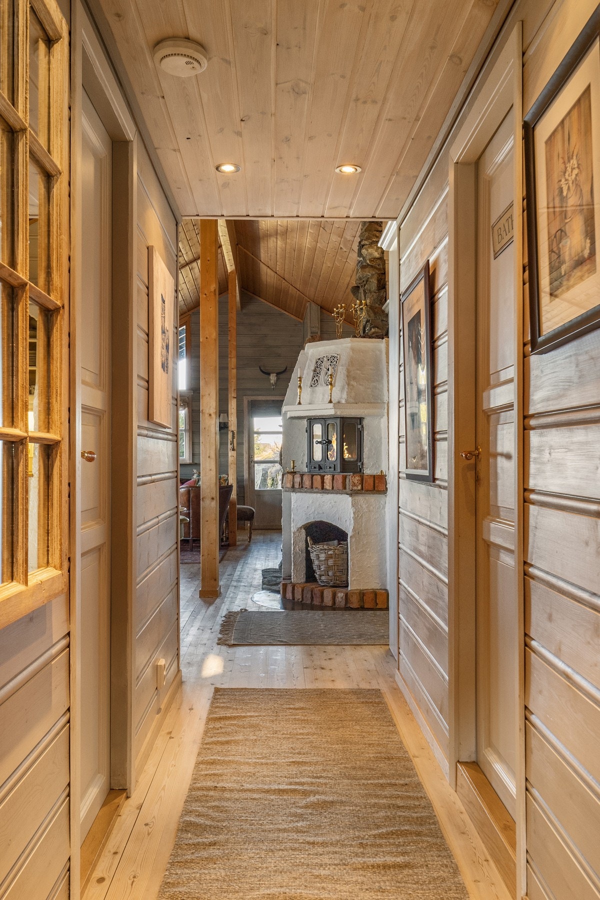 Hytten har malte profilerte dører innvendig. Dør fra gang inn til praktisk innvendig bod. Galleribilde