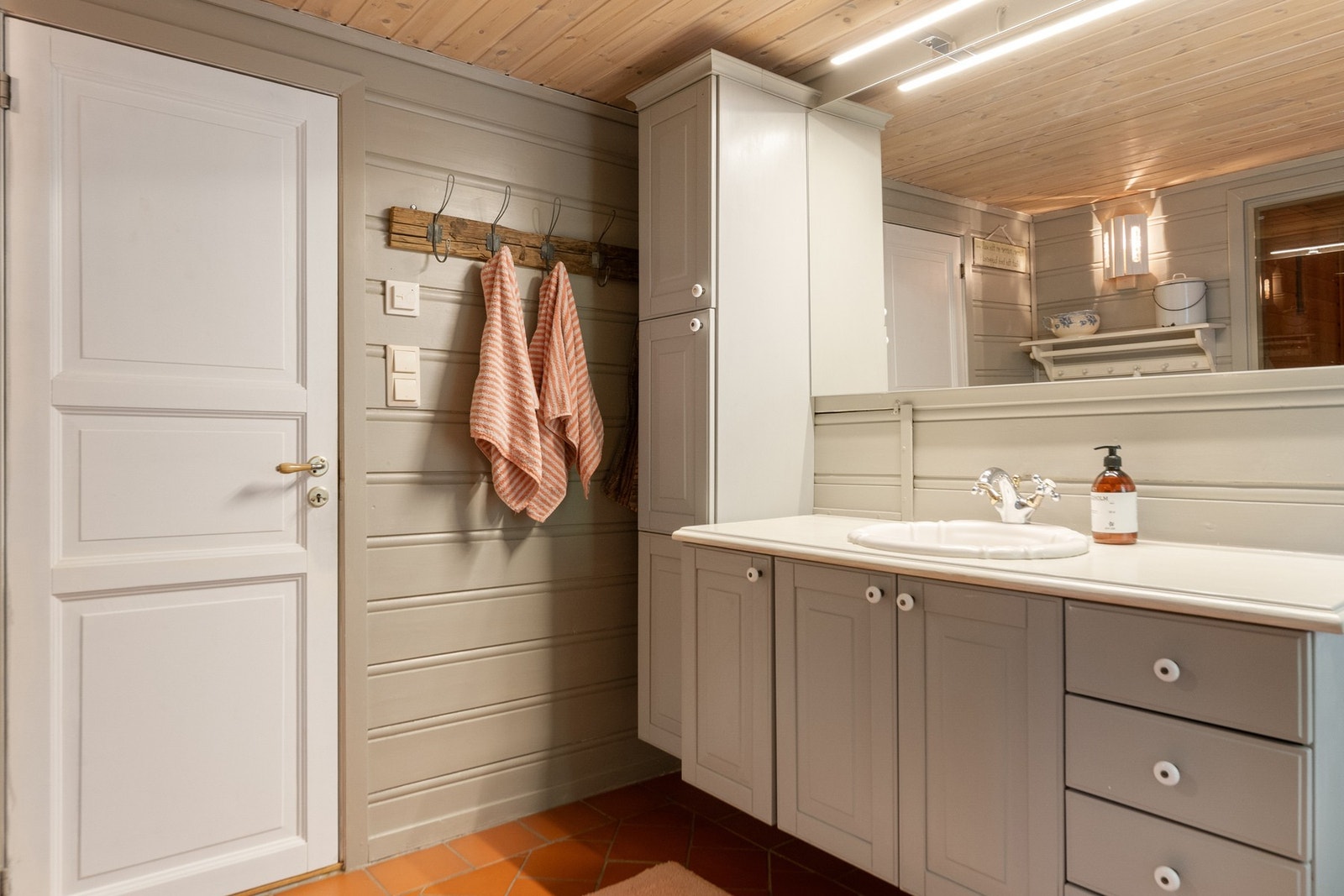 Varmekabler og kermaiske fliser på gulv. Galleribilde