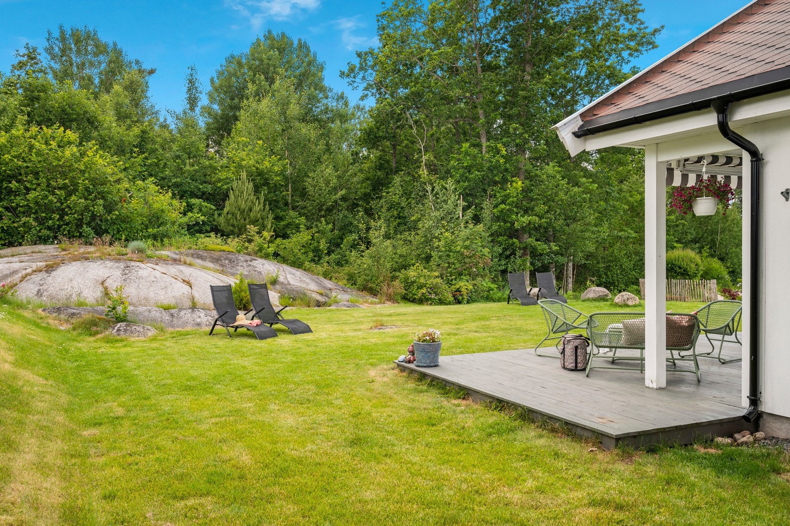 Solrik uteplass godt skjermet mot resten av hyttefeltet Galleribilde