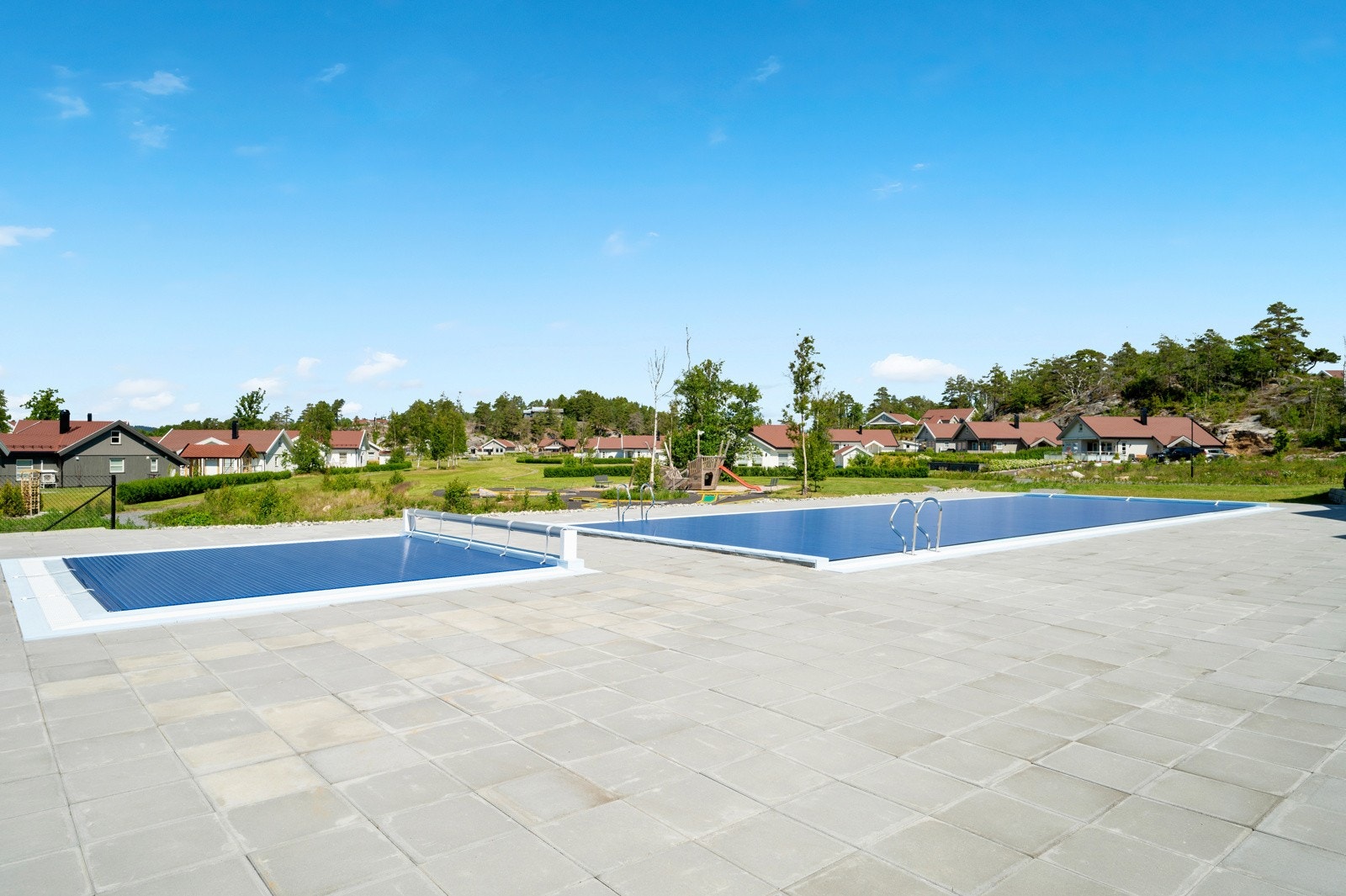 Felles oppvarmet svømmebasseng gir muligheter for bading nærmest uansett sommervær Galleribilde