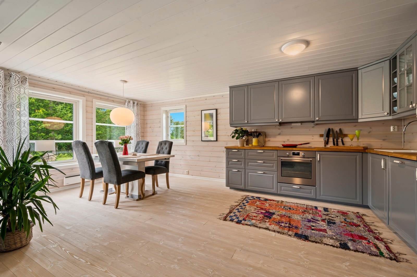 I tilknytning til kjøkkenet er det også plass til et stort spisebord Galleribilde