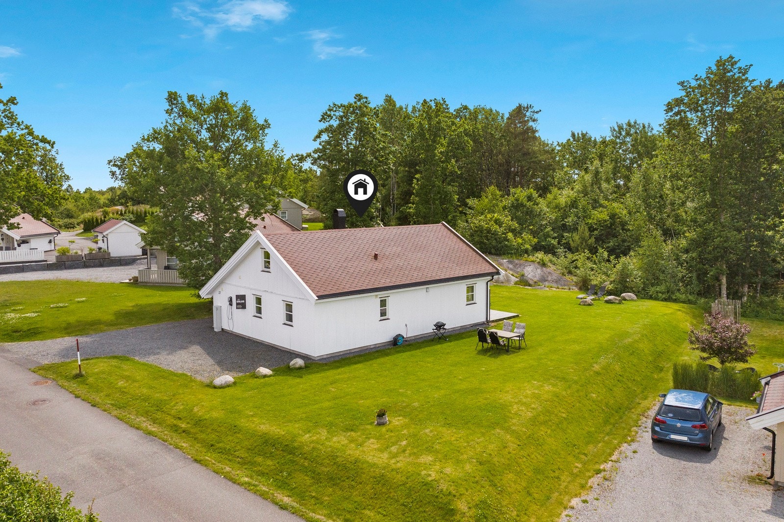 Hytta har en flott beliggenhet på feltet - det er godt med plass til parkering på tomten Galleribilde