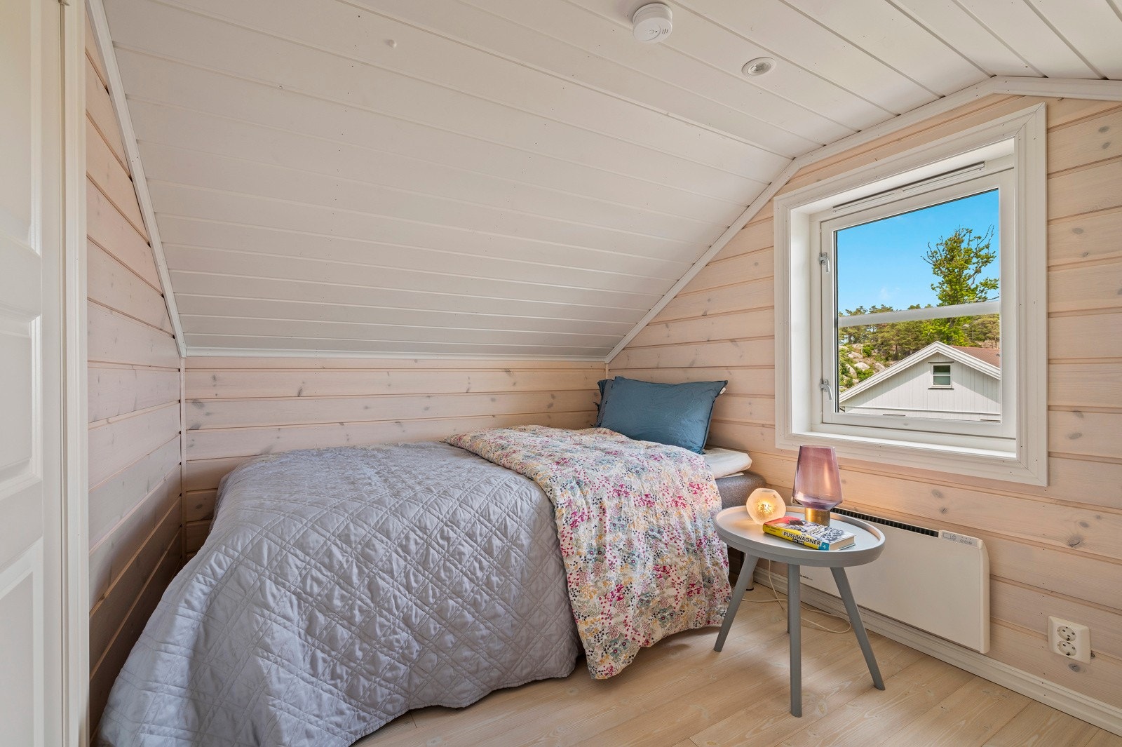 Det ene soverom i 2. etasje(rommet har en lavere høyde enn 1,9 m) Galleribilde