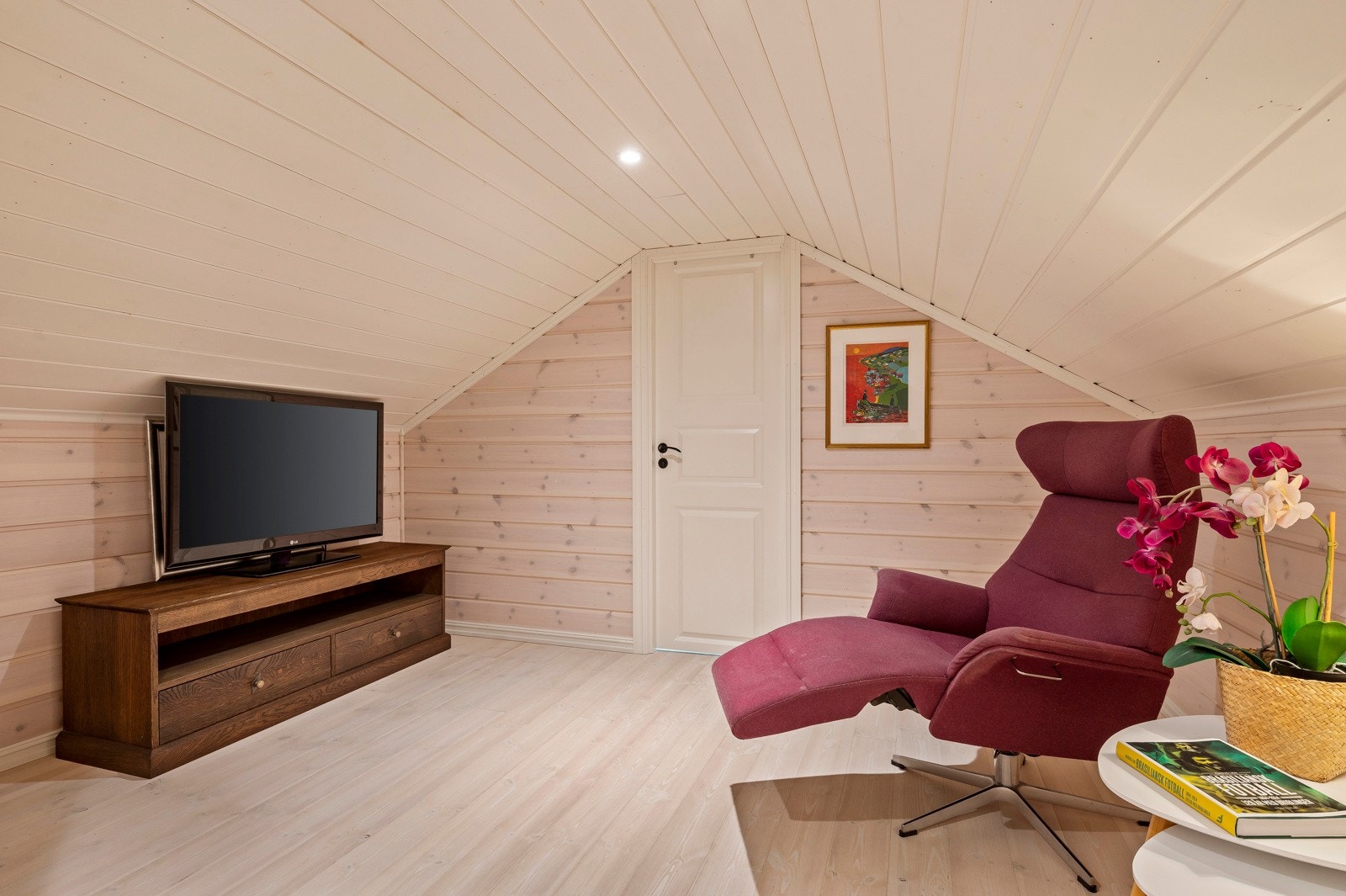 Loftsstue som ofte er brukt som TV-stue for barn Galleribilde