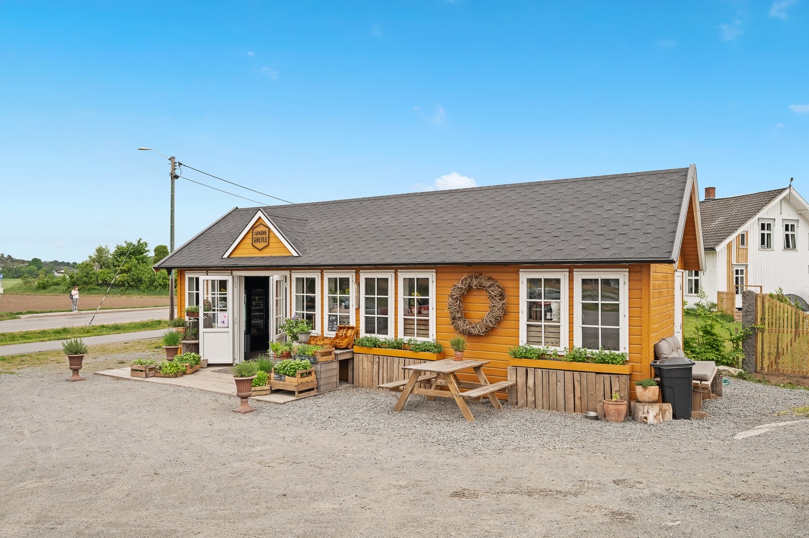 Gårdsbutikk ved Grevle gir deg bl.a. ferske bakevarer, egg og masse grønnsaker Galleribilde