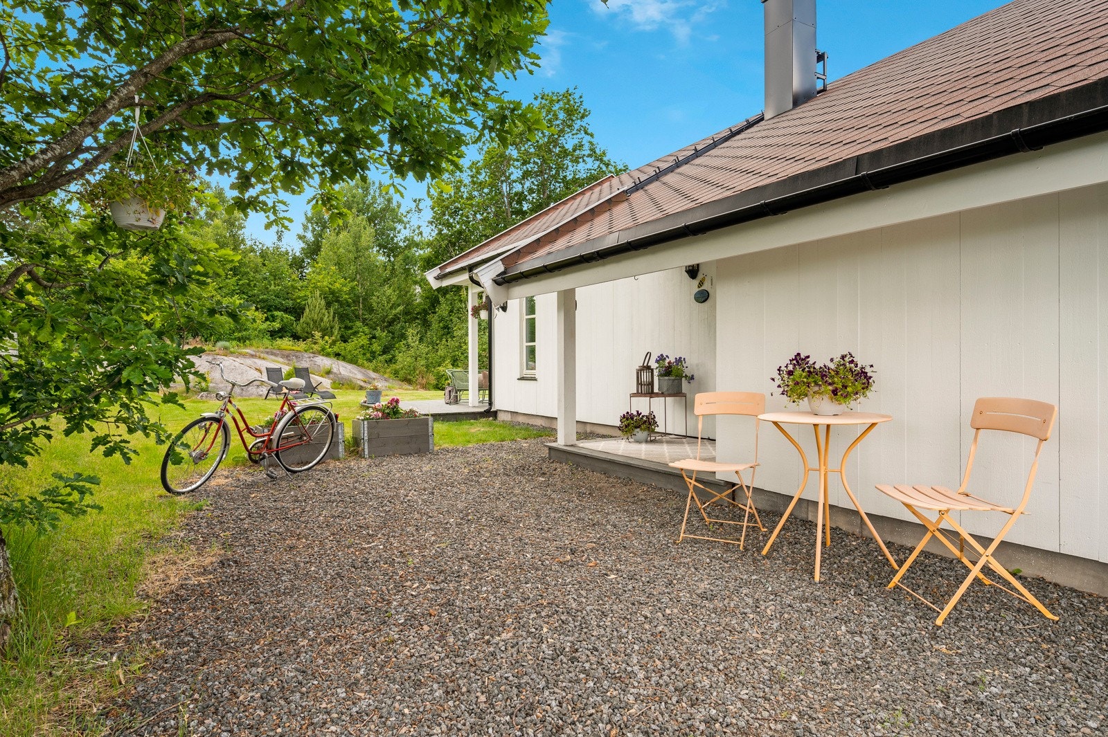 Hyggelig plass ved inngangspartiet Galleribilde