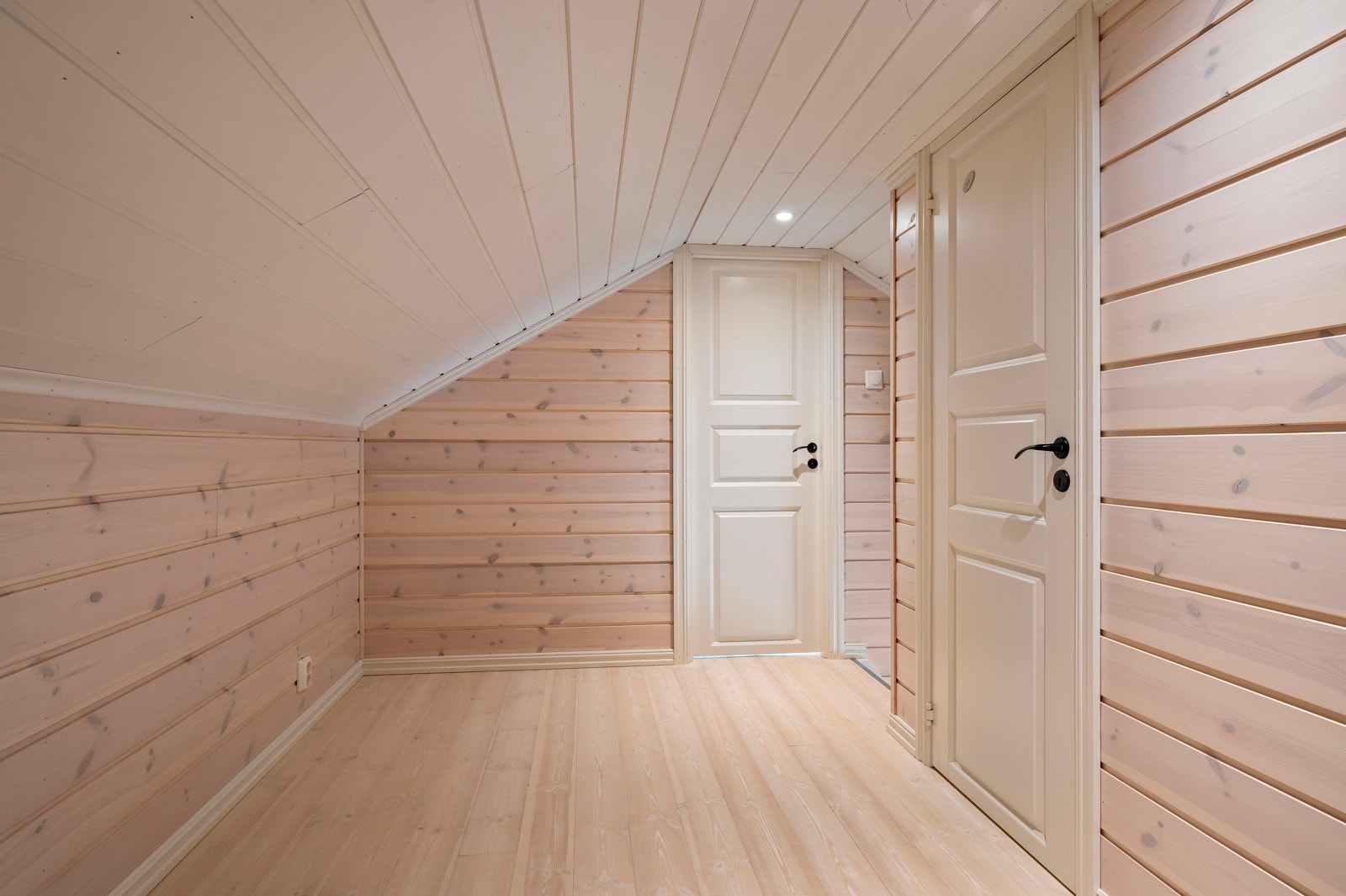 Arealene i 2. etasje er ikke målbart ettersom takhøyden er under 1,9 meter. Som følge av at rommene er meget anvendelige tross noe begrenset høyde, har megler betegnet rommene som det de normalt brukes som. Galleribilde