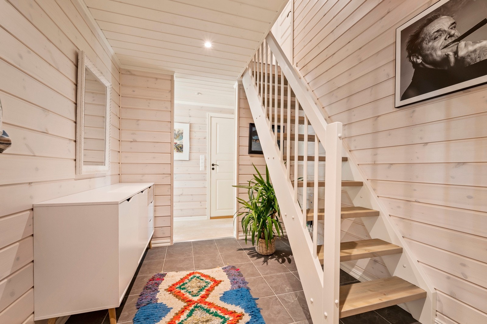 Entrè med flislagt gulv og trapp til 2. etg - Stor og fin gang Galleribilde