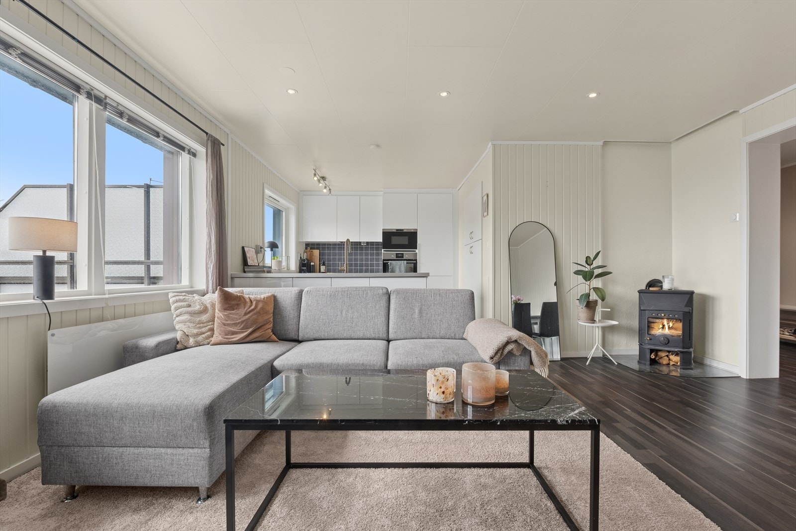Gir god plass til å møblere med sofa, TV-møblement og det man ellers måtte trenge. Galleribilde