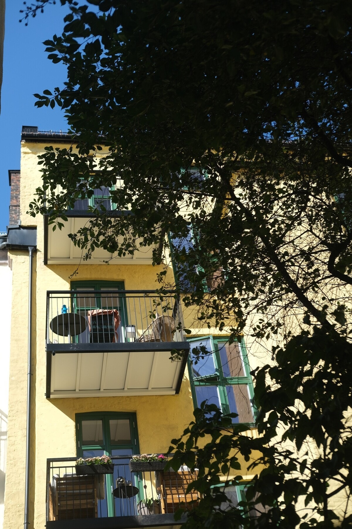 Selgers bilde fra bakgård opp mot balkongen. Galleribilde