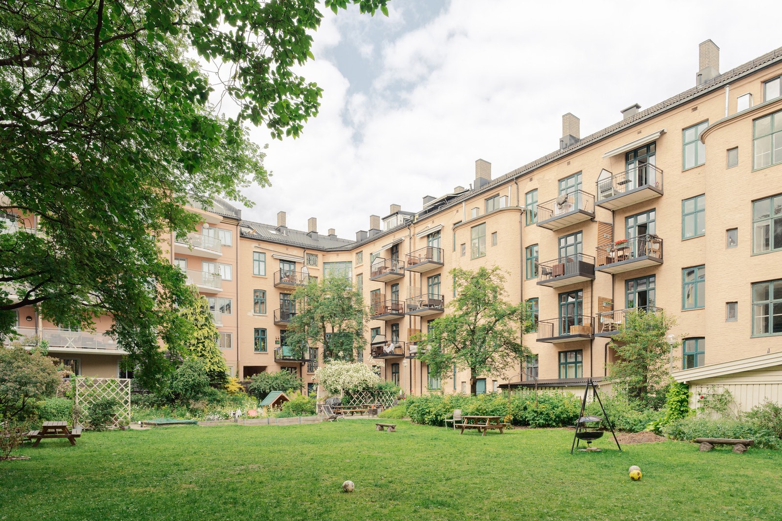 Parklignende bakgård til glede for beboere. Galleribilde